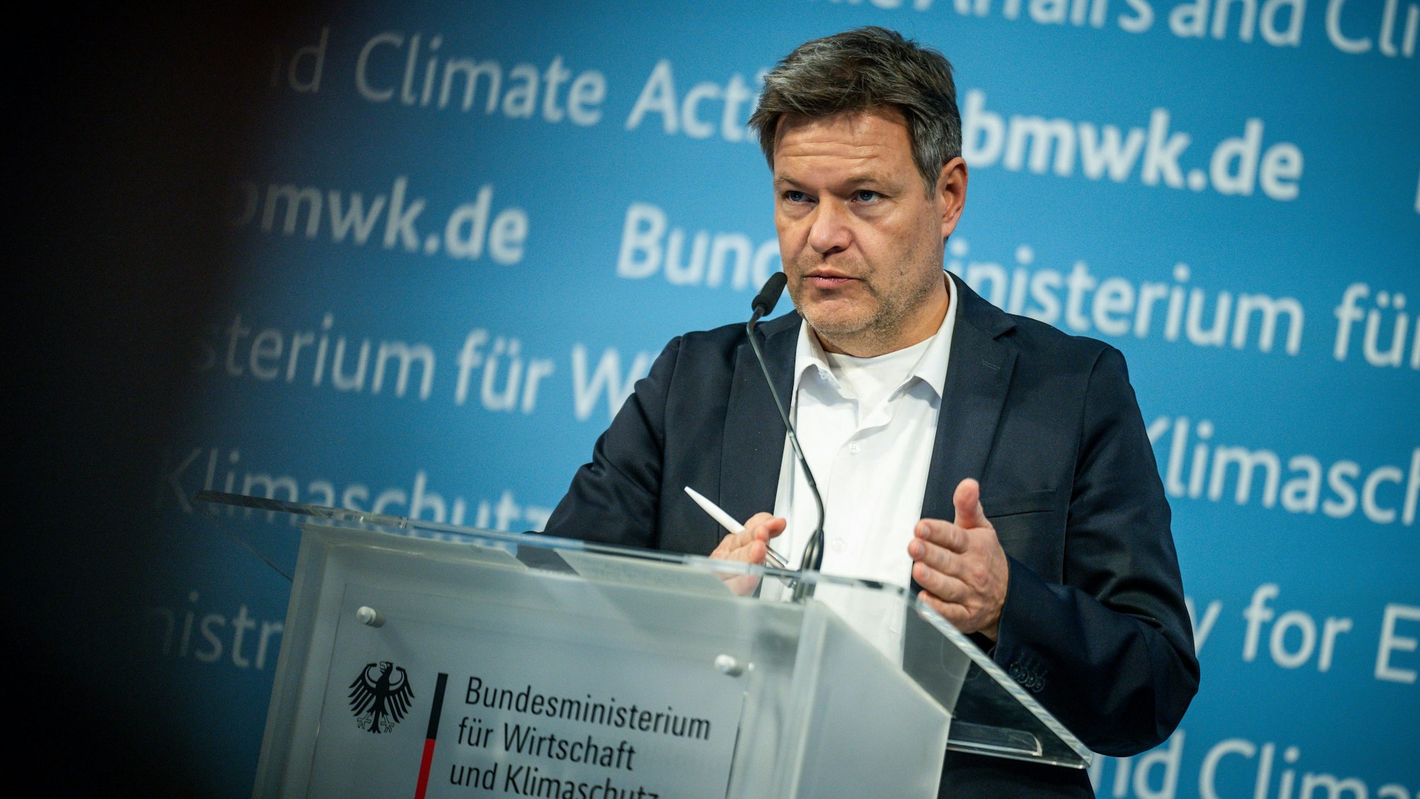 Robert Habeck (Grüne), Bundesminister für Wirtschaft und Klimaschutz, nimmt an einem Pressestatement zum Rücktritt vom bisherigen Energiecharta-Vertrag teil.