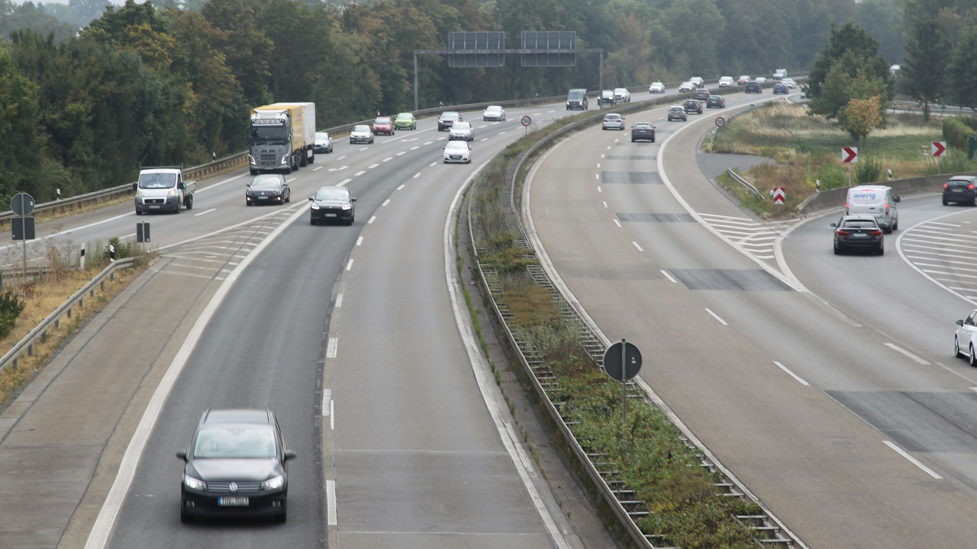 Autos fahren über die Autobahn 59 bei Sankt Augustin.