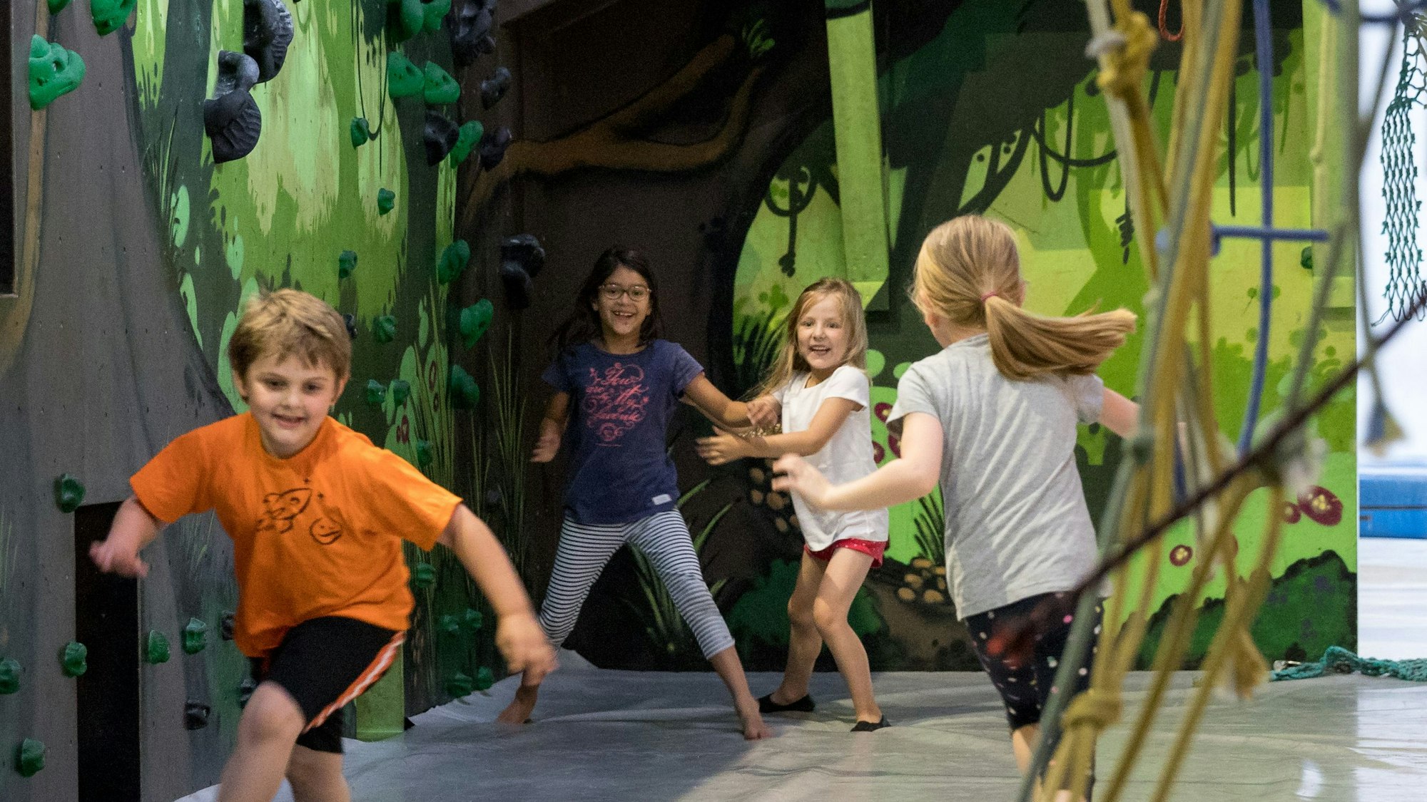 Vier Kinder toben im Stuntwerk Köln.