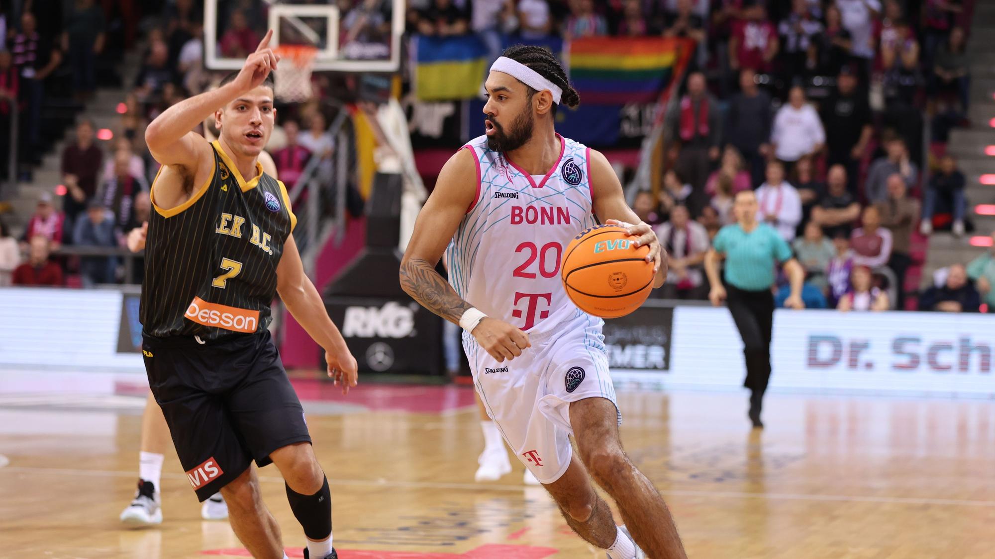 Baskets-Forward Jeremy Morgan (r.) ist bei den Bonnern zweitbester Werfer.