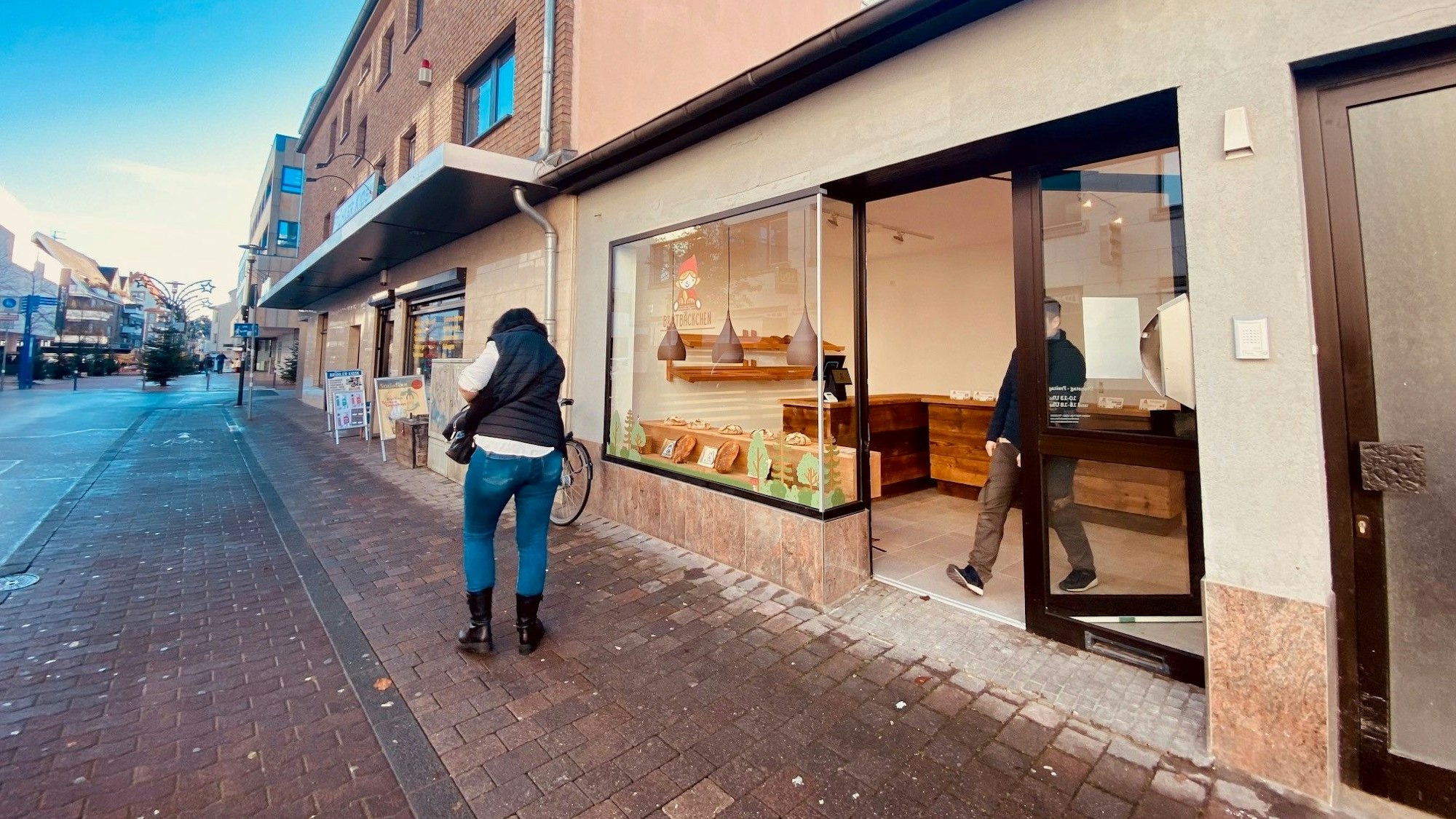 Die Bäckerei von außen mit einer großen Fensterfront.