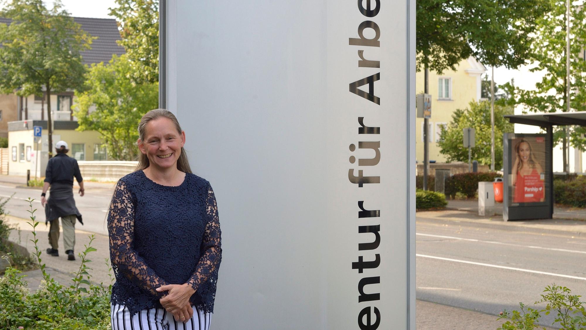 Nicole Jordy steht vor der Agentur für Arbeit.