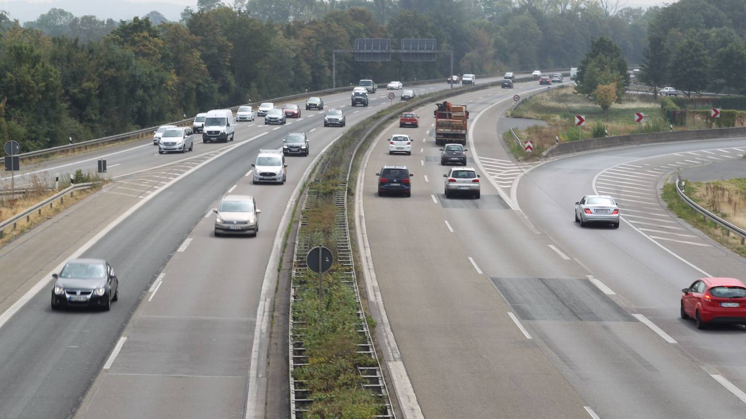 Blick auf die Autobahn vor dem Ausbau auf acht Spuren.