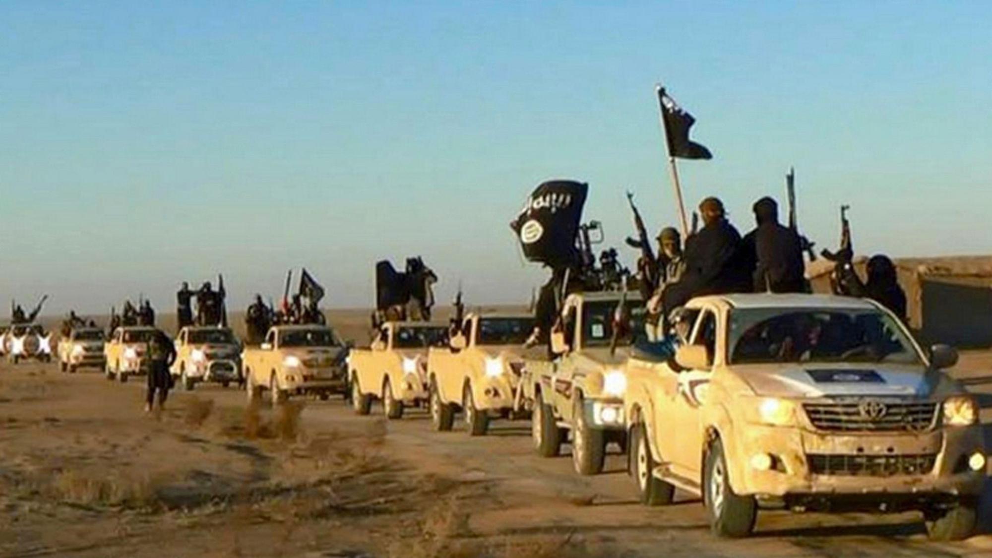 Fahrzeugkonvoi mit Mitgliedern der Terrormiliz Islamischer Staat (IS), auf dem Weg von Al-Rakka (Syrien) in den Irak. (Symbolbild)