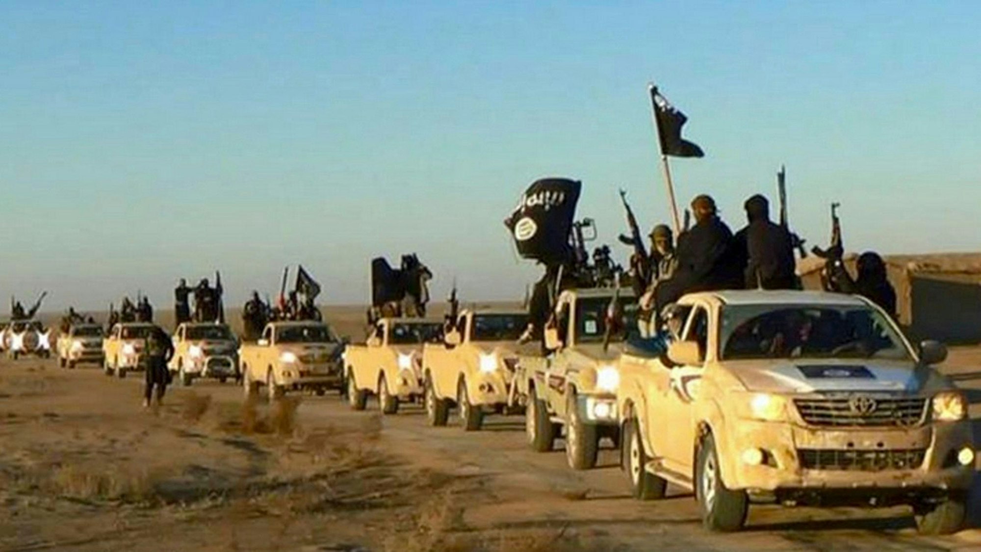 Fahrzeugkonvoi mit Mitgliedern der Terrormiliz Islamischer Staat (IS), auf dem Weg von Al-Rakka (Syrien) in den Irak. (Symbolbild)
