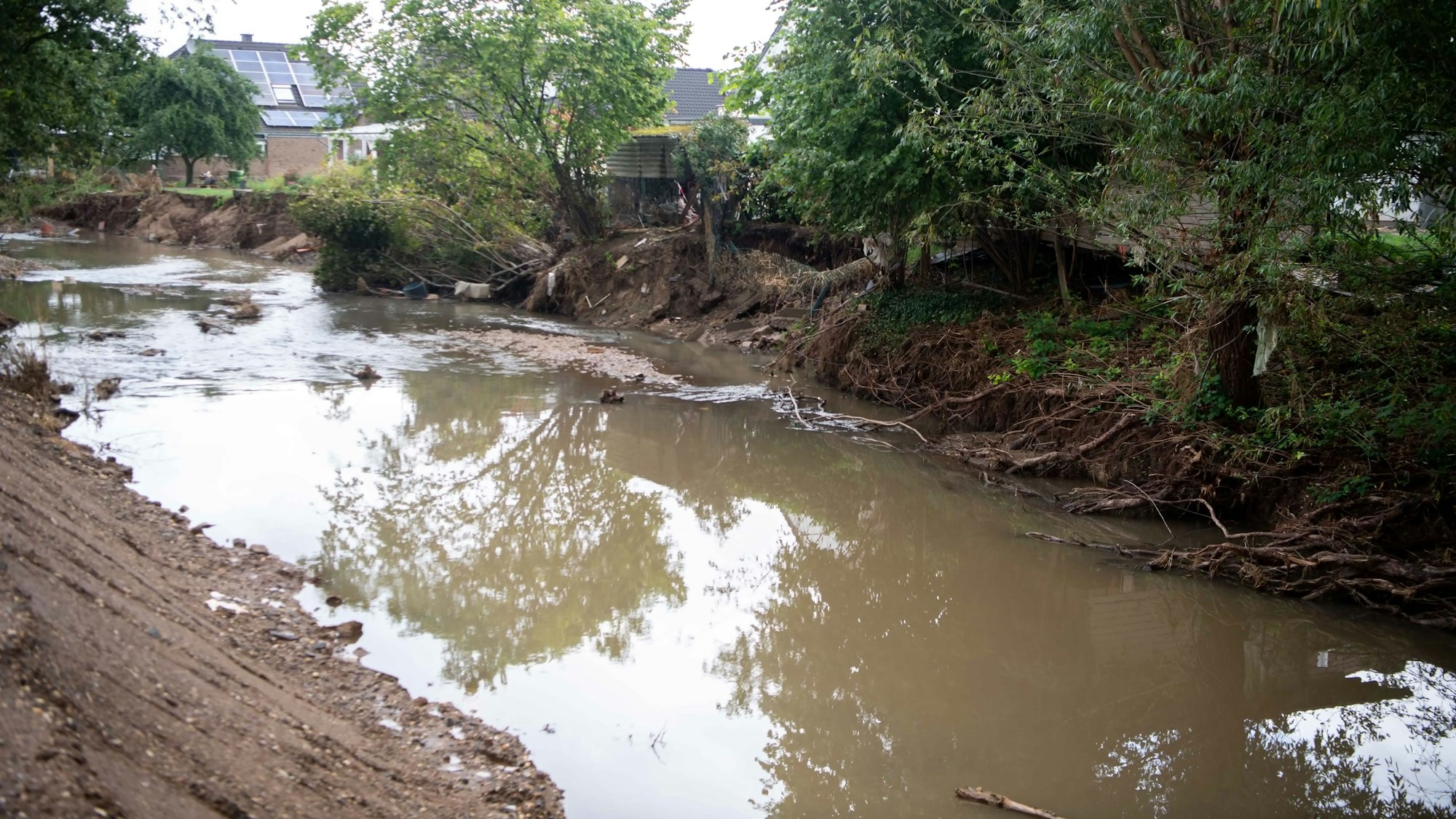Die Schäden, die das Wasser bei der Flut verursacht hat, sind gut sichtbar.