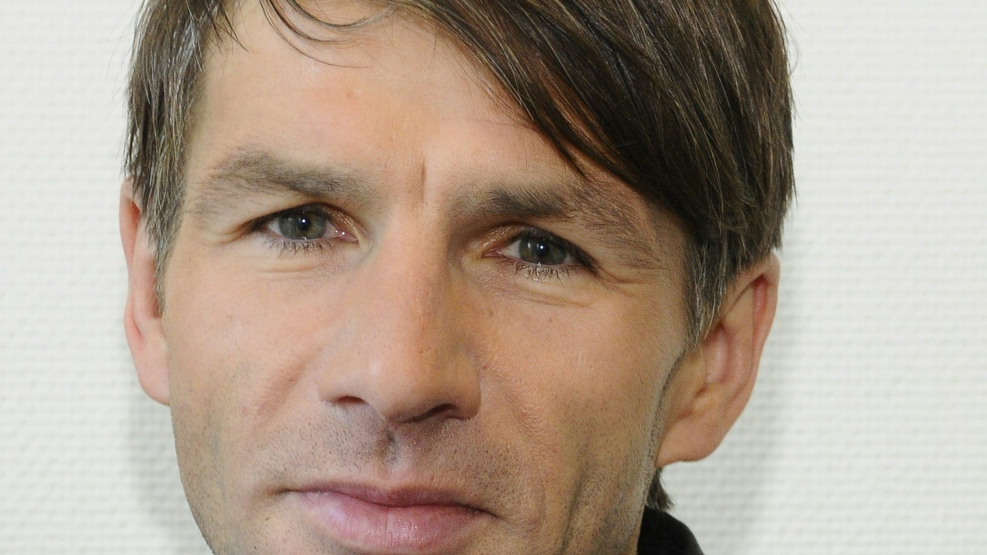 Tobias Langhoff mit schwarzem Hemd.