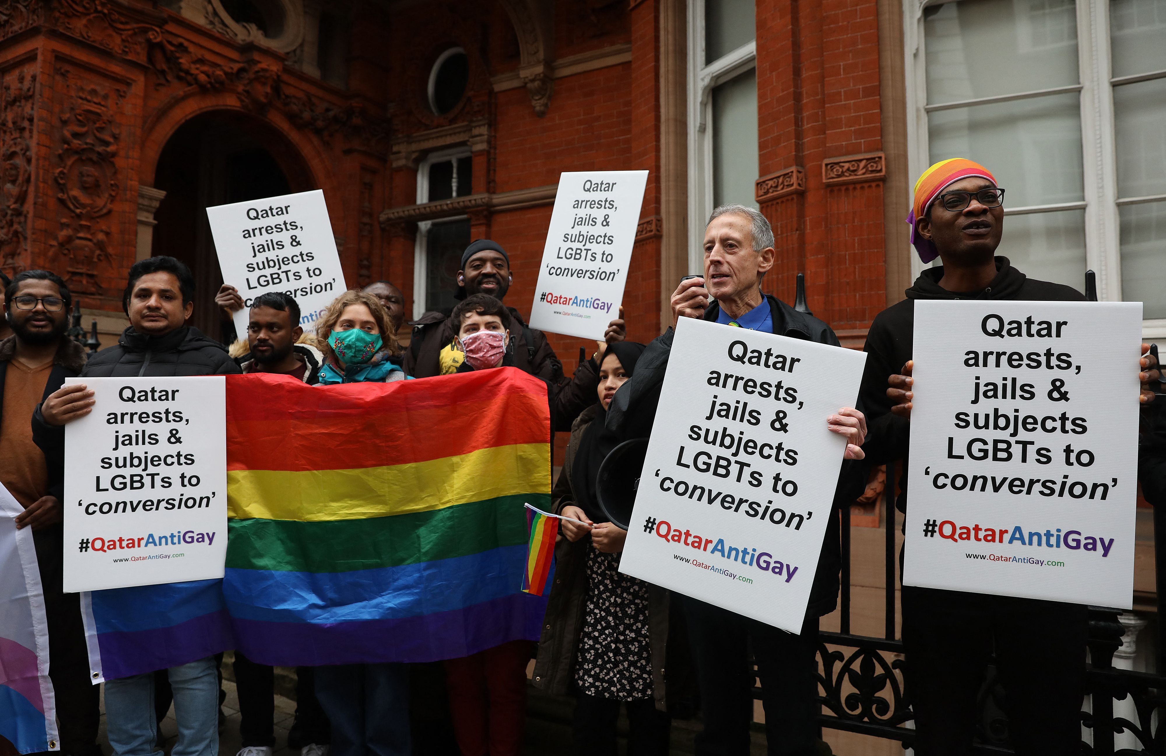 Vor der katarischen Botschaft in London protestieren Aktivisten gegen die Unterdrückung der LGBTQ-Gemeinde in Katar. Sie halten Regenbogenflaggen und Schilder mit dem Hashtag „Qatar Anti Gay“ hoch.