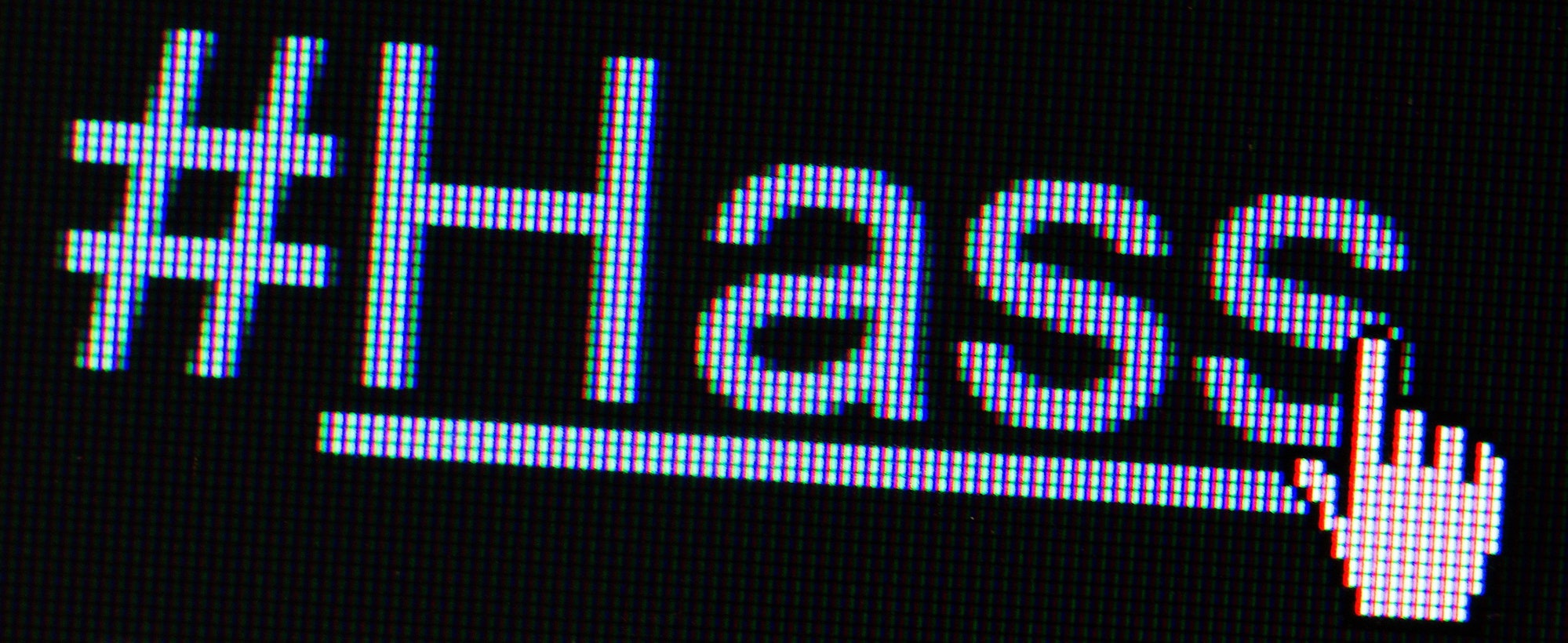 Der Hashtag #Hass ist auf einem Bildschirm zu sehen.