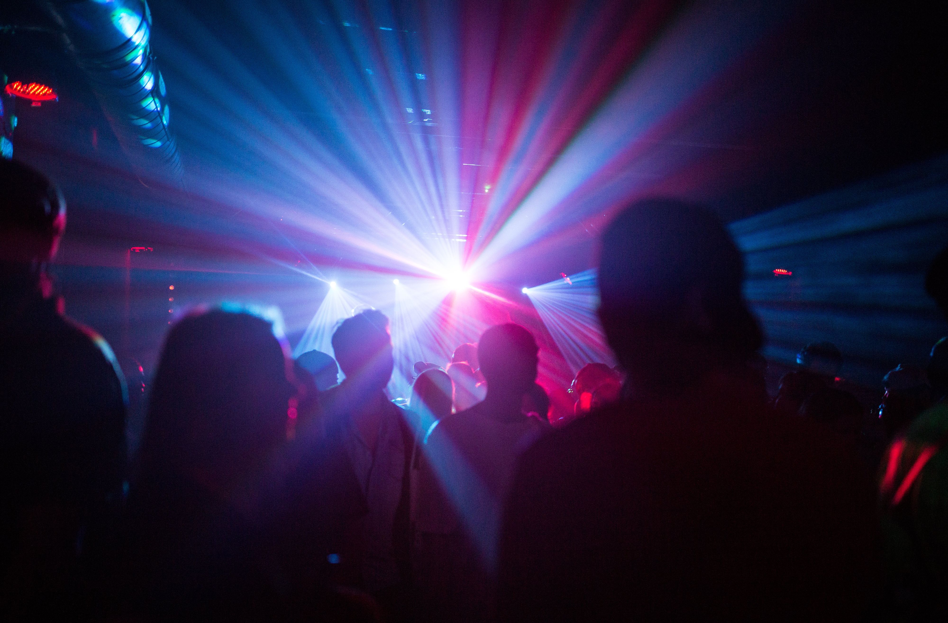 Menschen feiern in einer Disco.