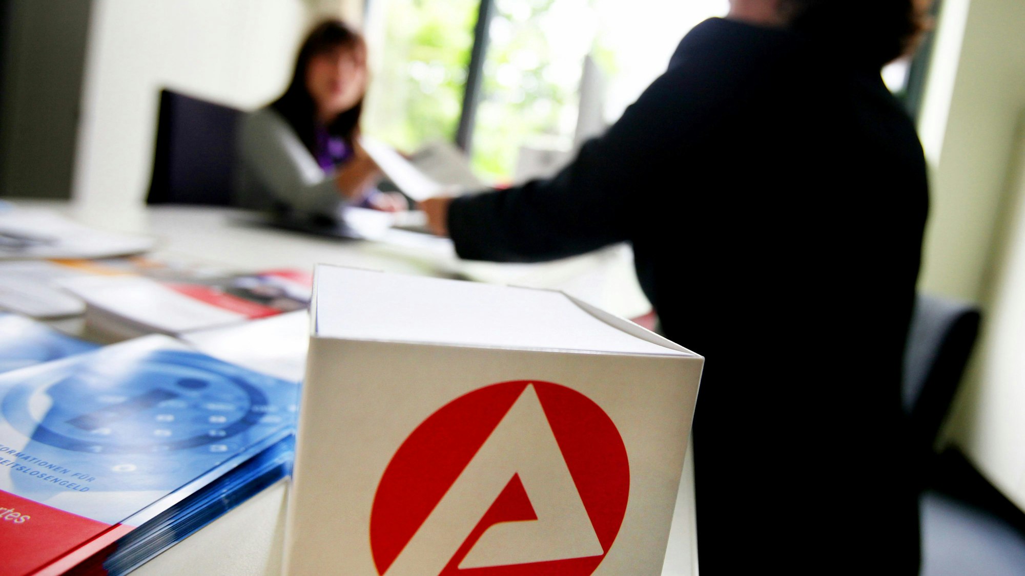 Eine Mitarbeiterin der Bundesagentur für Arbeit berät eine Kundin.