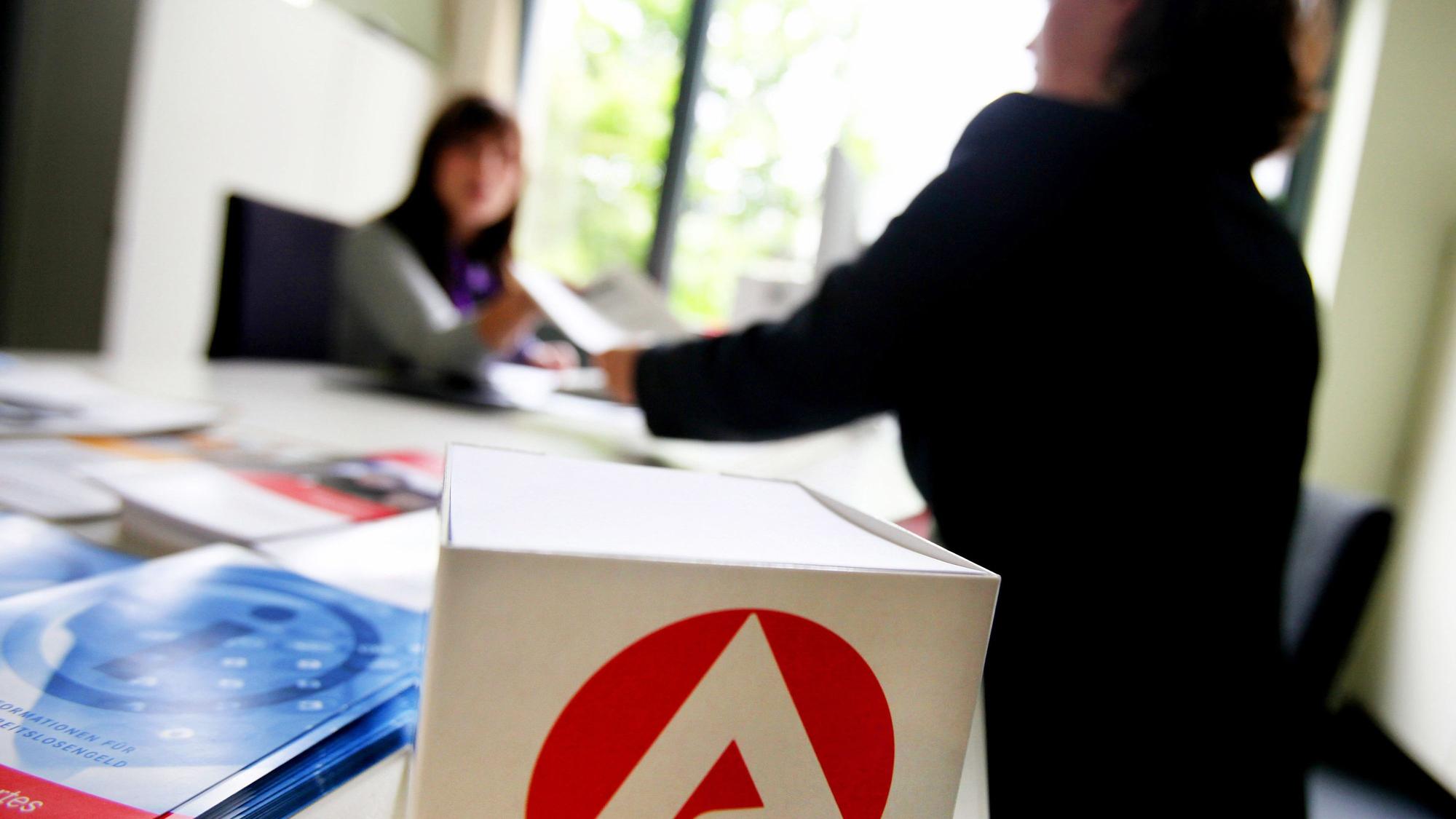 Düsseldorf: Eine Mitarbeiterin der Bundesagentur für Arbeit in Düsseldorf berät eine Kundin.