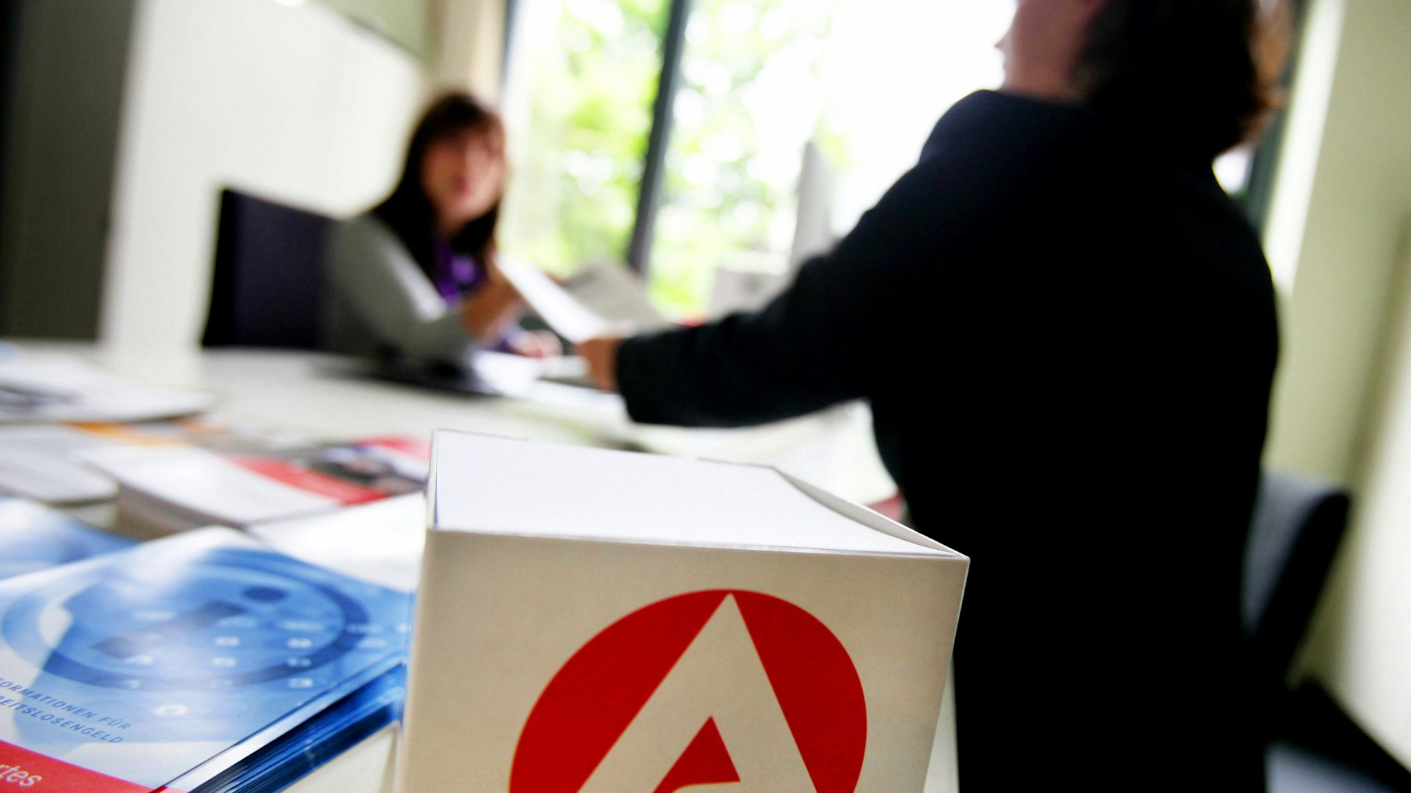 Düsseldorf: Eine Mitarbeiterin der Bundesagentur für Arbeit in Düsseldorf berät eine Kundin.