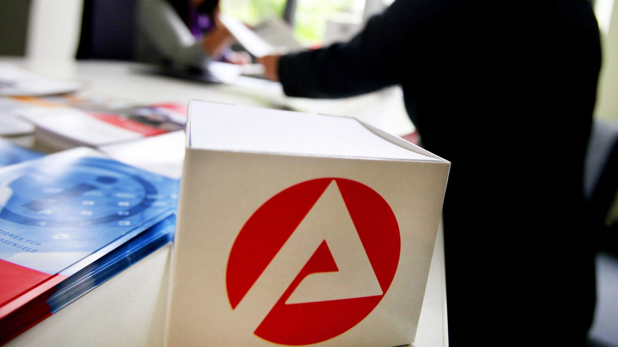 Das A-Symbol der Arbeitsagentur in einem Büroraum.