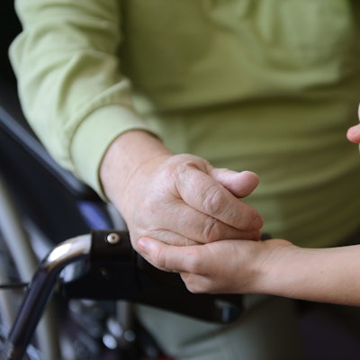 ILLUSTRATION - 05.12.2012, Berlin: Eine junge Frau hält die Hände eines alten Mannes.