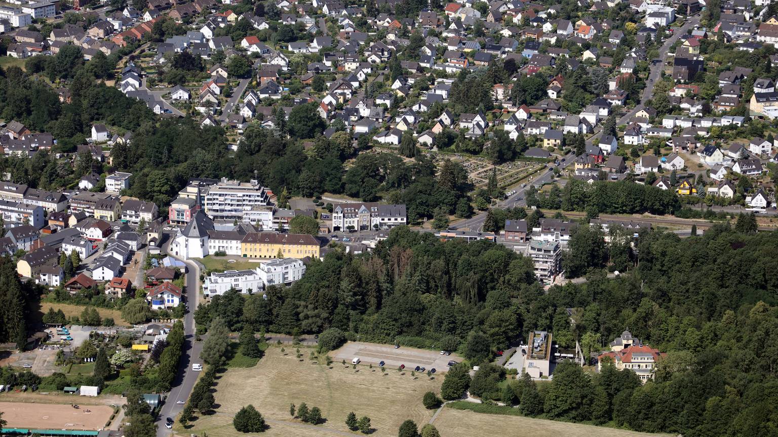 Ein Blick auf das Rösrather Stadtzentrum aus der Luft.