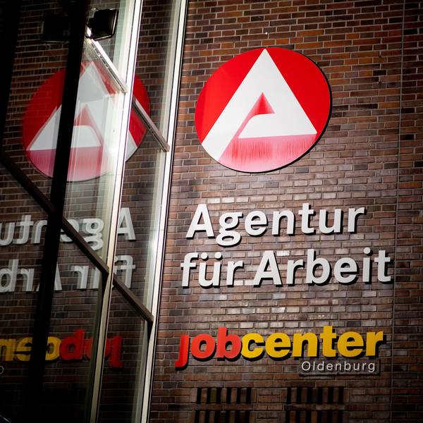 Der Schriftzug „Agentur für Arbeit“ hängt am Gebäude der Bundesagentur für Arbeit.