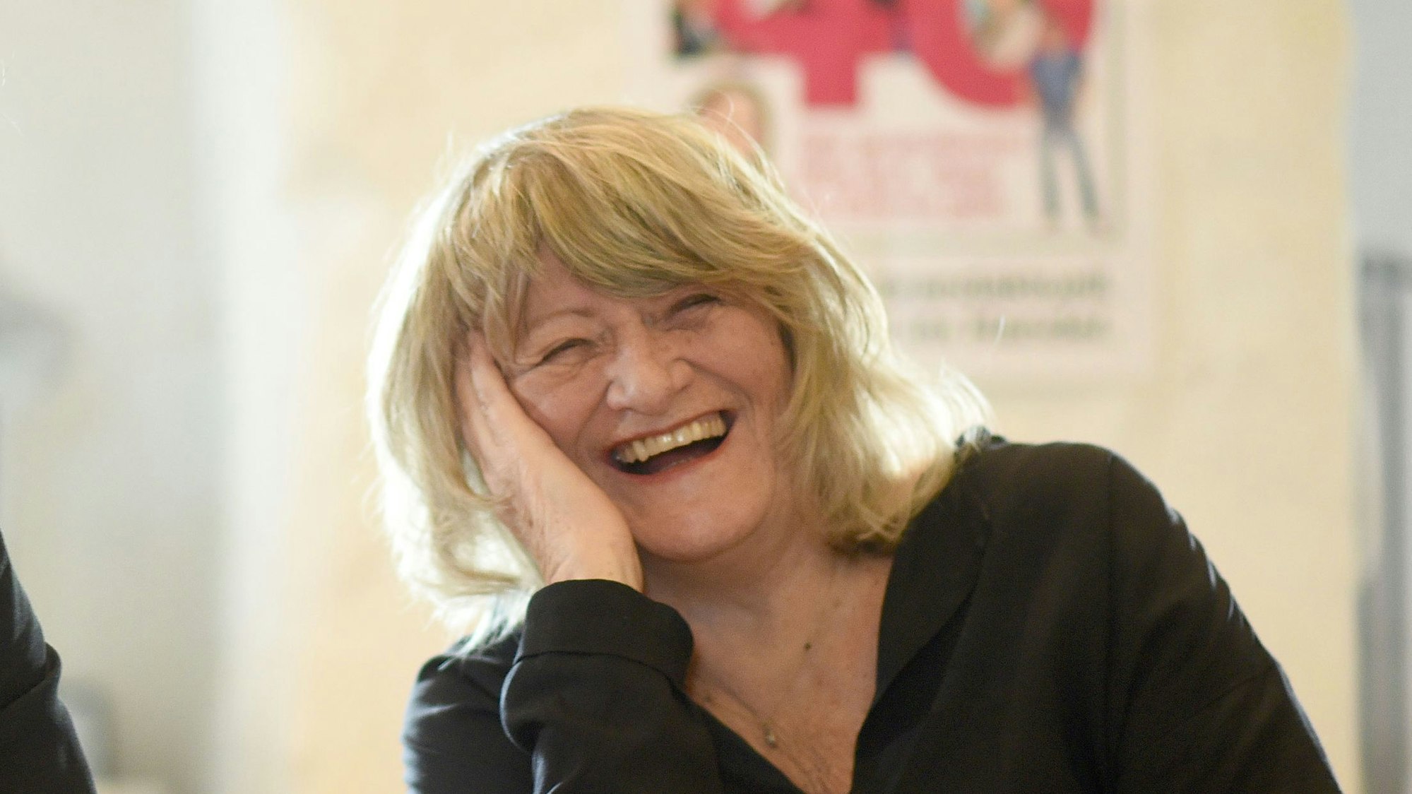 Die Mitarbeiterinnen der feministischen Zeitschrift «Emma», Chantal Louis (l-r), Anett Keller, Margitta Hösel und Gründerin Alice Schwarzer sitzen am 18.01.2017 in Köln um einen Tisch.