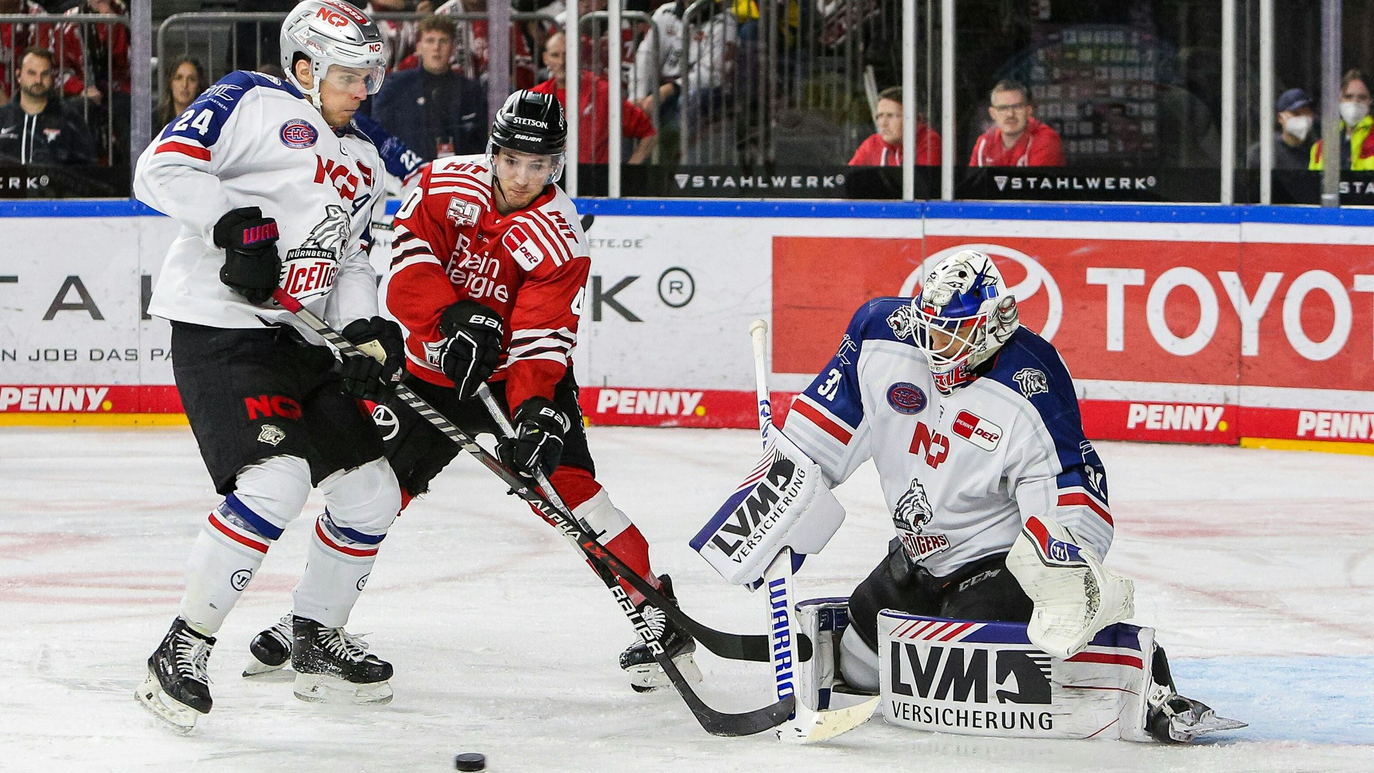 Julian Chrobot versucht gegen Nürnbergs Torwart Niklas Treutle zum Erfolg zu kommen. Der Stürmer der Kölner Haie fällt nach einer Schulteroperation erst einmal aus.