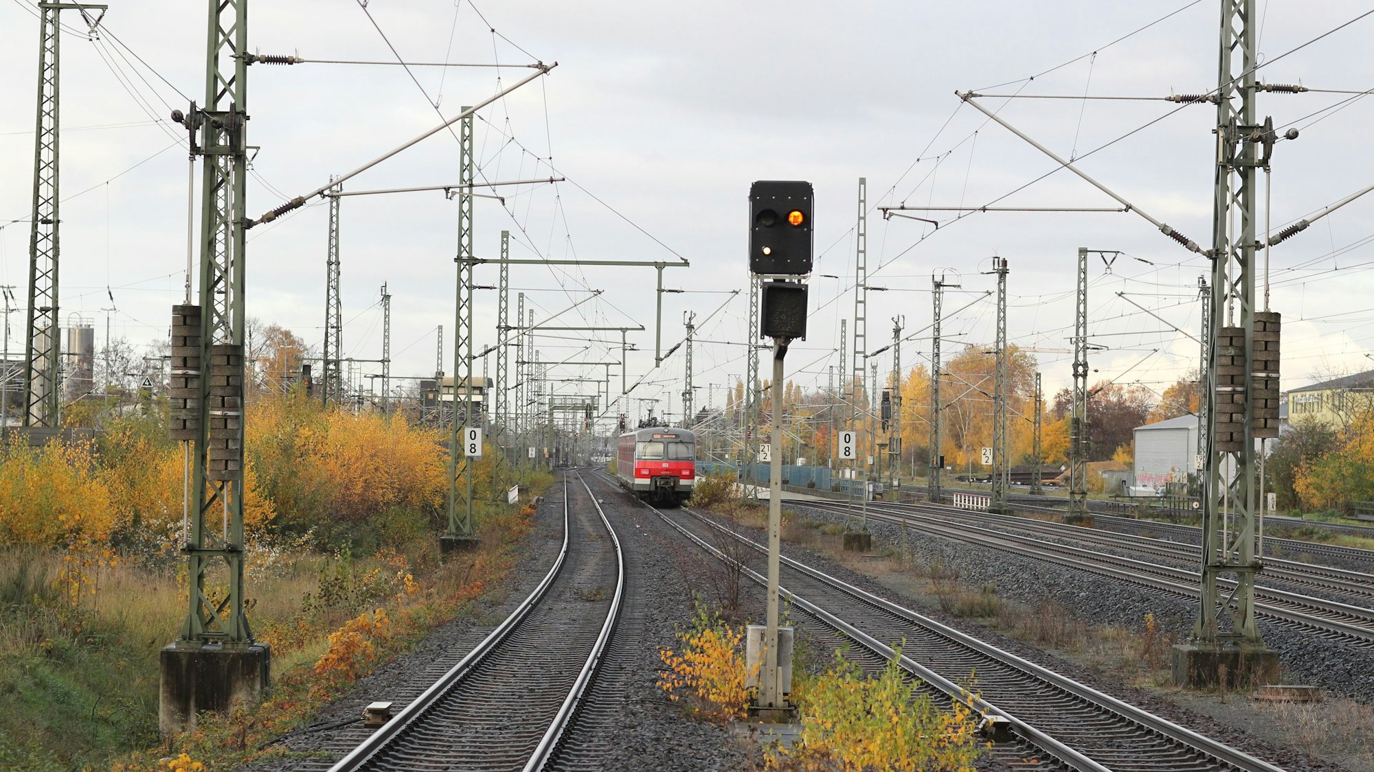 Eine Bahn fährt über ein Netz aus Gleisen