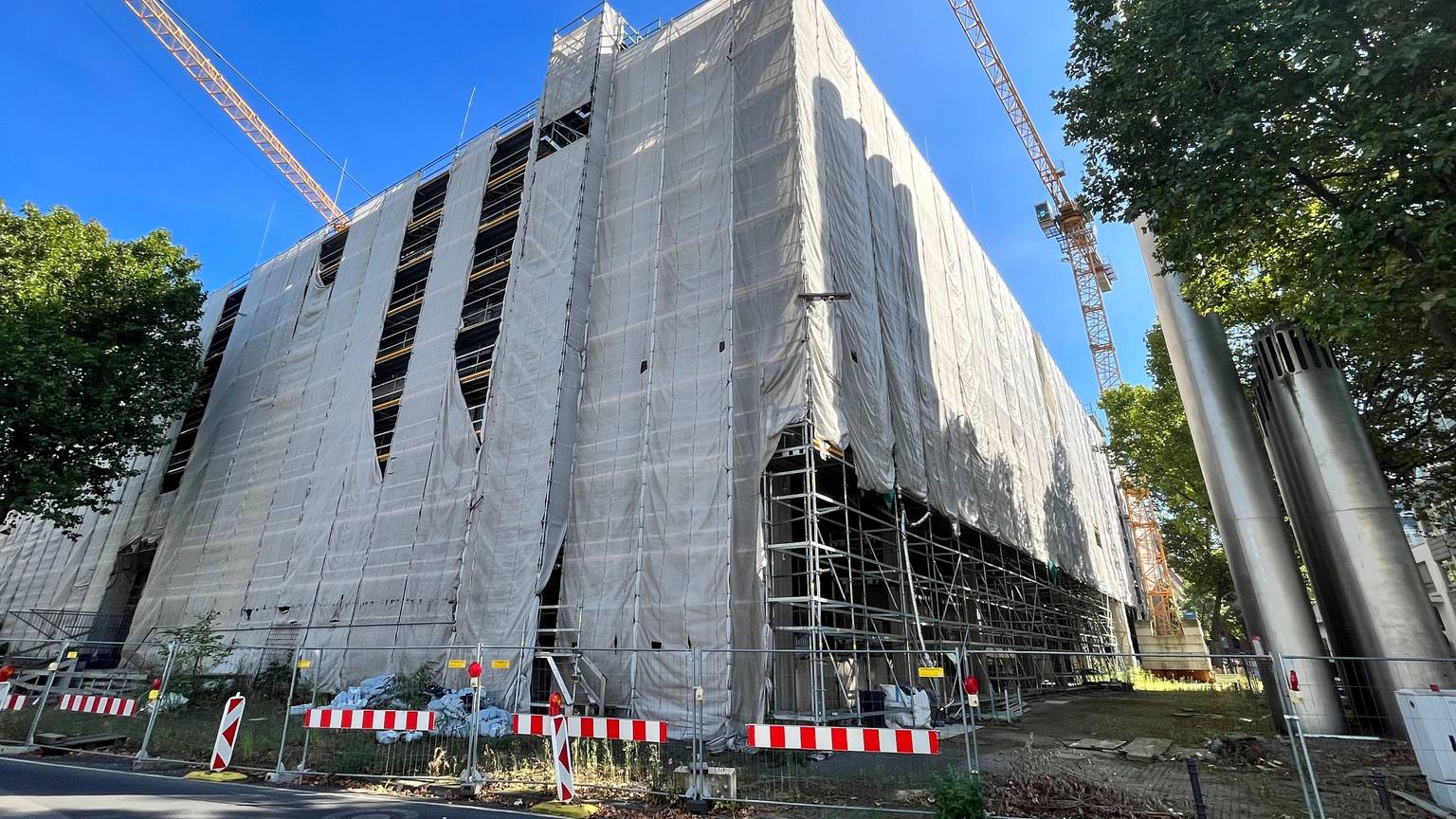 Bereits im Sommer war der Zustand der Baustelle des alten Briefverteilzentrums schlecht.