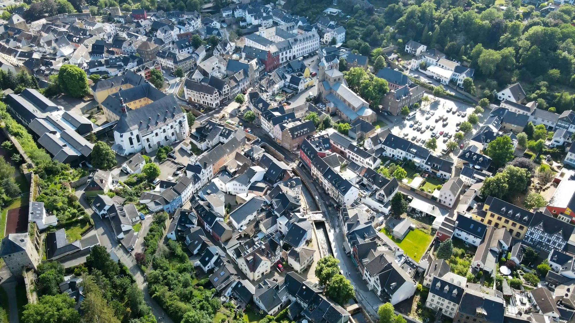 Das Luftbild zeigt die Kernstadt von Bad Münstereifel.