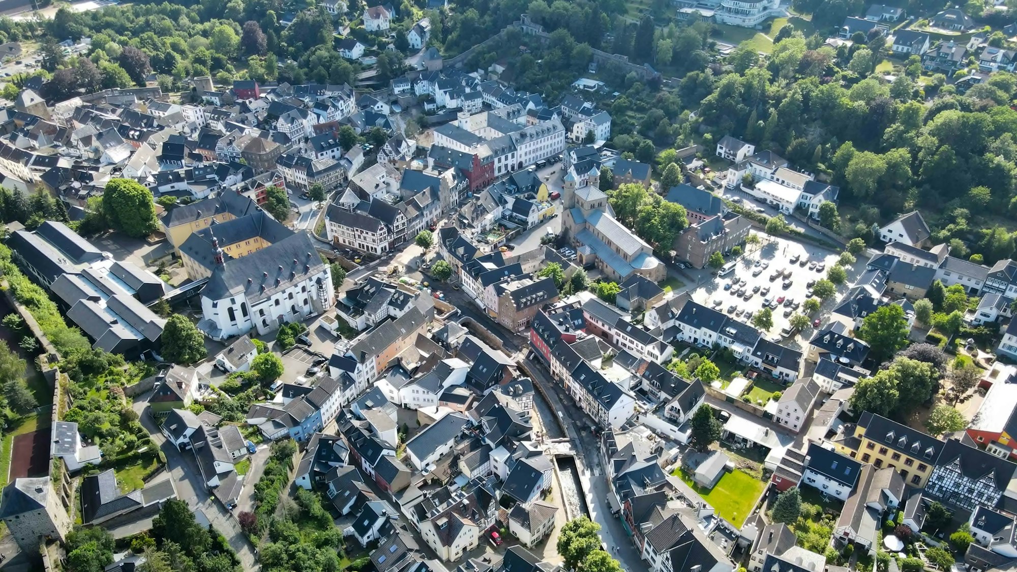 Eine Luftaufnahme aus dem Sommer 2022 von Bad Münstereifel.
