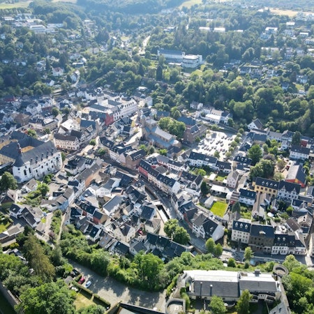 Ein Luftbild von Bad Münstereifel aus dem Sommer 2022.