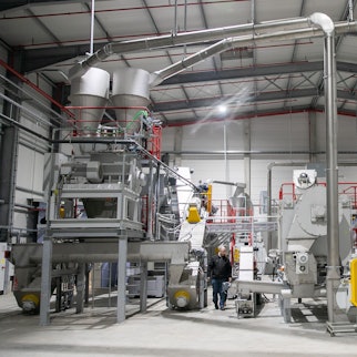 In einer neuen Halle in Ollheim steht eine vom Unternehmen selbst konstruierte Anlage zur Aufarbeitung von Kunststoffverpackungen.