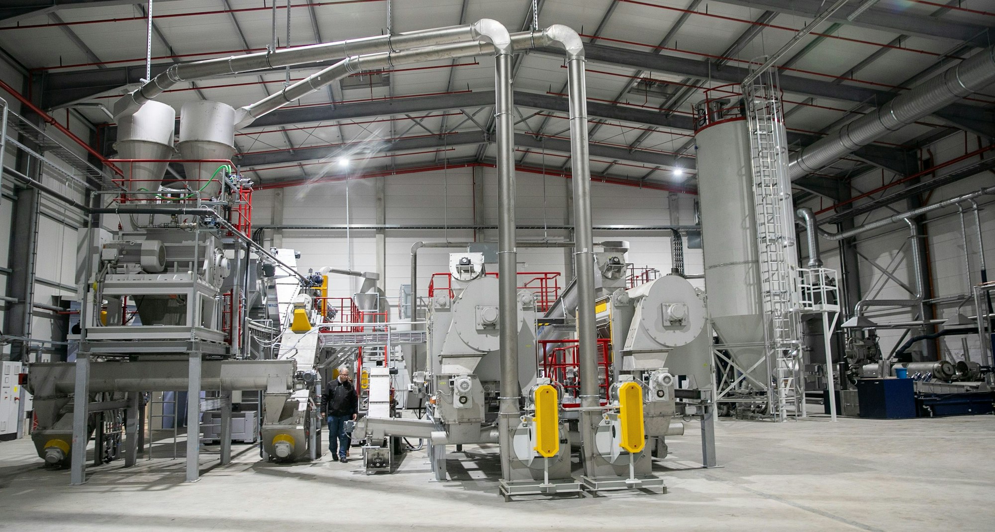 In einer neuen Halle in Ollheim steht eine vom Unternehmen selbst konstruierte Anlage zur Aufarbeitung von Kunststoffverpackungen.