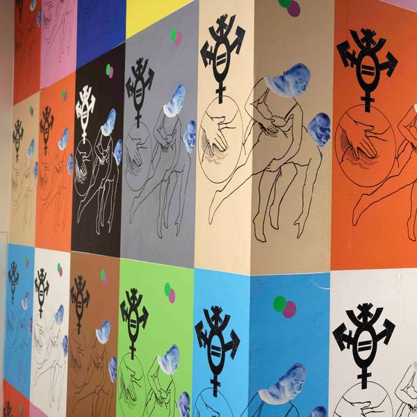 Die Ausstellung „LOVE" mit einer Bilderwand im Rautenstrauch-Joest-Museum.