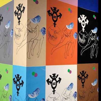 Die Ausstellung „LOVE" mit einer Bilderwand im Rautenstrauch-Joest-Museum.