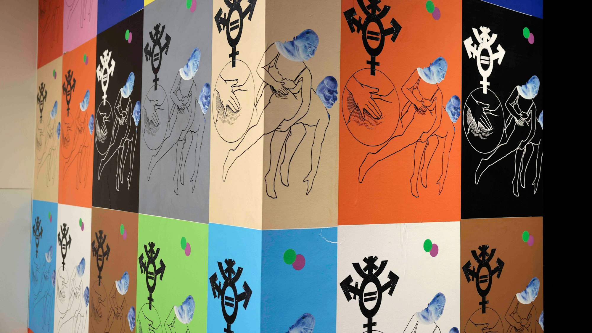 Die Ausstellung „LOVE" mit einer Bilderwand im Rautenstrauch-Joest-Museum.