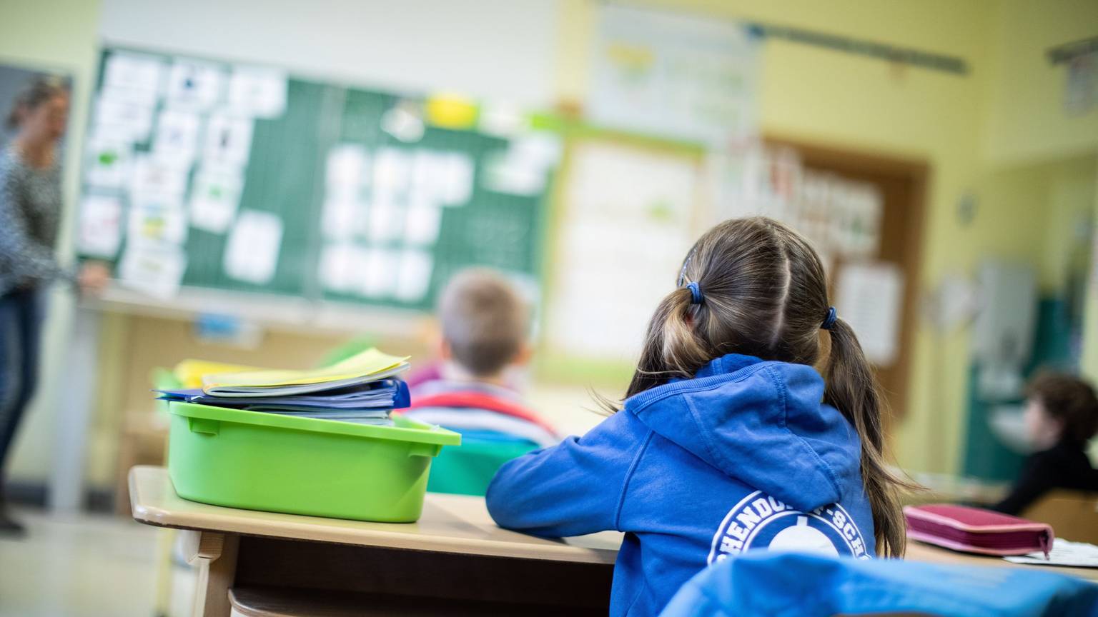 Kinder sitzen in einer Schulklasse.