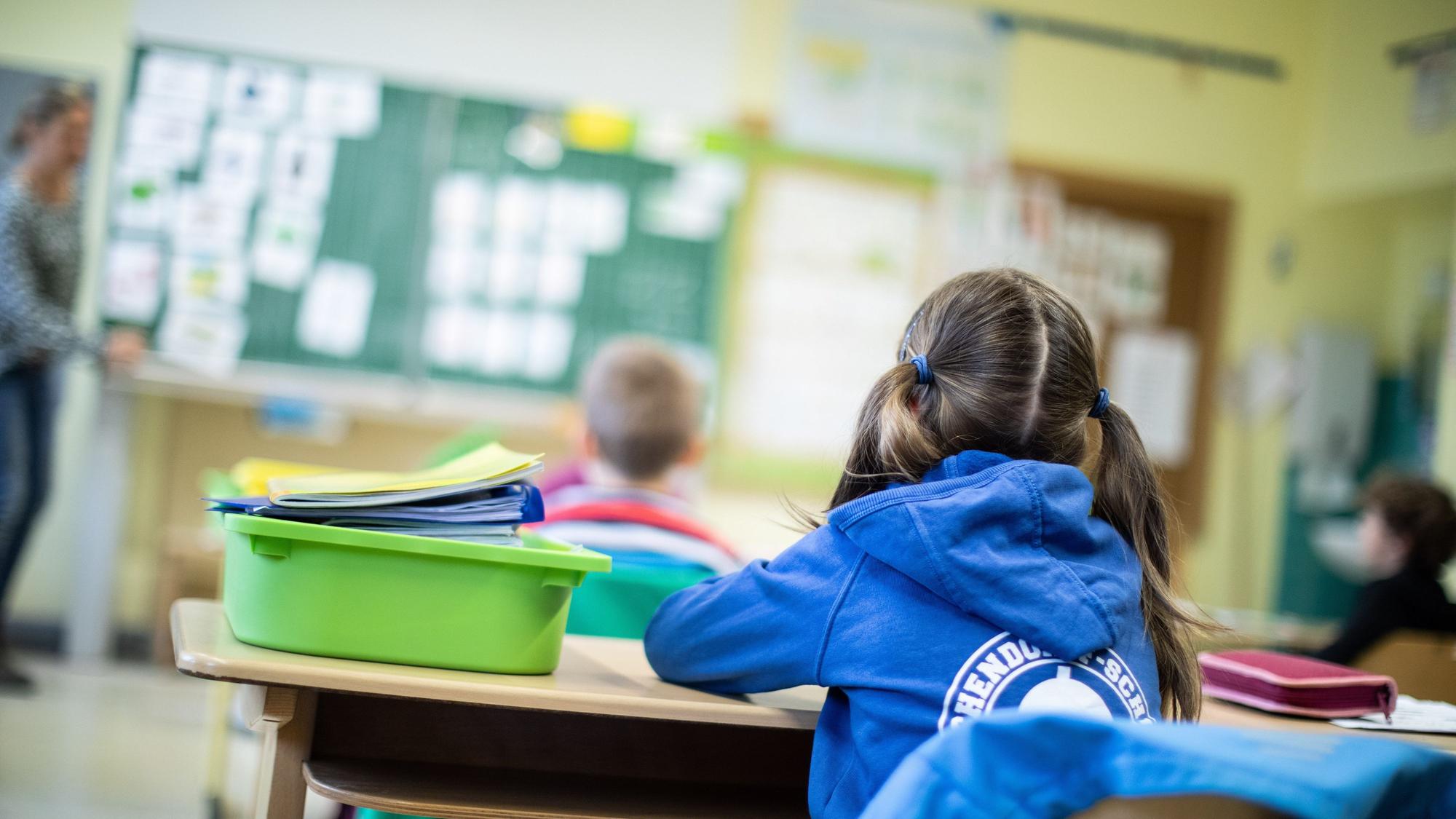Kinder sitzen in einer Schulklasse.