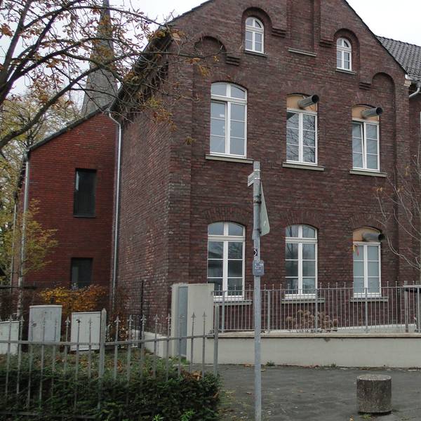 Aus einem Backsteingebäude ragen Rohre.
