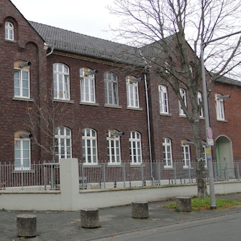 Aus einem Backsteingebäude ragen Rohre.