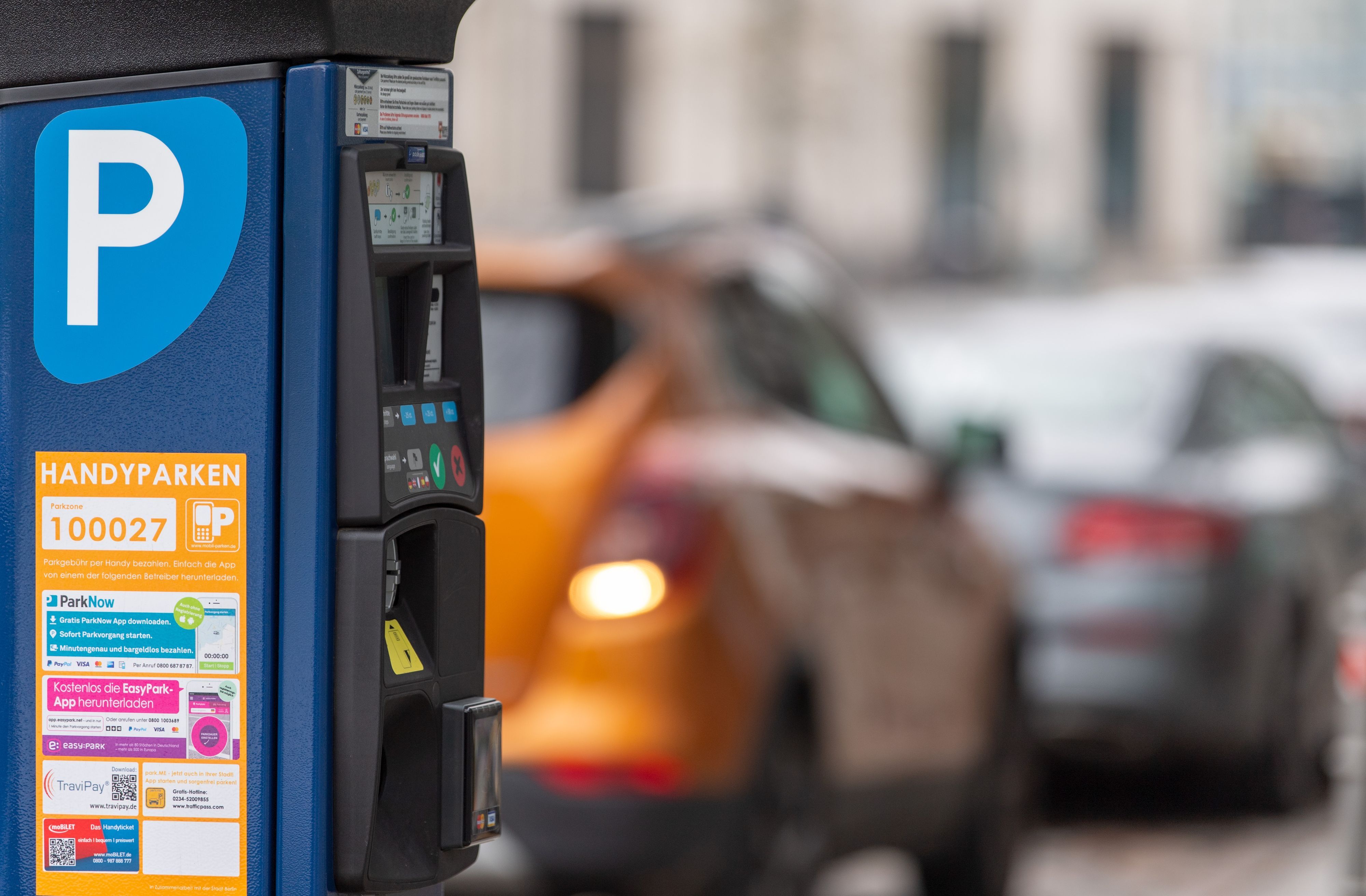 Ein Parkscheinautomat steht am Straßenrand in der Innenstadt.