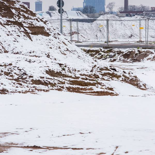 Der Kölner Dom schimmert hinter einer schneebedeckten Landschaft.