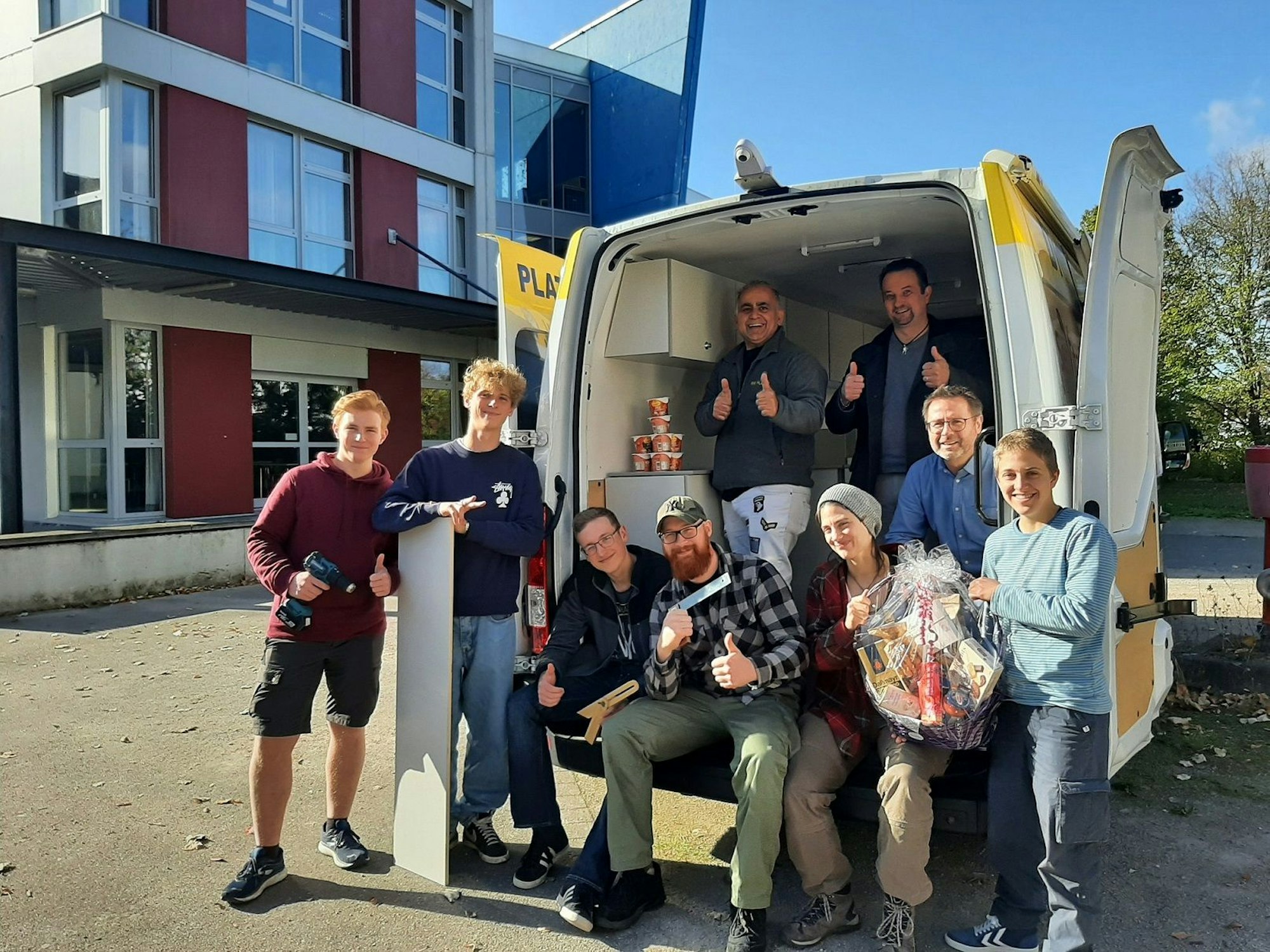 Tischler-Azubis des Berufskollegs übernehmen Innenausbau des Kältebusses für die Platte e.V.: Team des BKGL und Vorstand Platte
