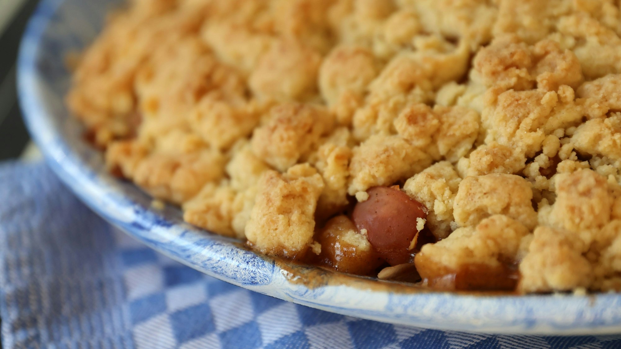 Detailaufnahme des Bratapfel-Crumbles.