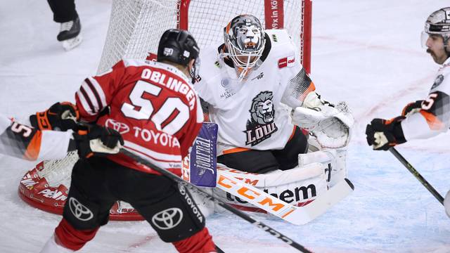 Köln, 01.12.2022, Eishockey, Penny DEL, 26. Spieltag, Lanxess-Arena, Kölner Haie - Löwen Frankfurt: Alexander Oblinger von Kölner Haie schießt den Puck auf das Tor von Jake Hildebrand, Torhüter von Löwen Frankfurt