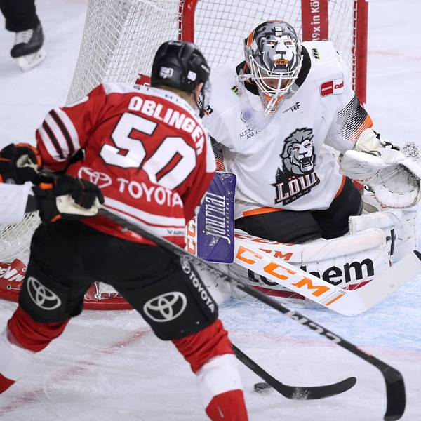 Köln, 01.12.2022, Eishockey, Penny DEL, 26. Spieltag, Lanxess-Arena, Kölner Haie - Löwen Frankfurt: Alexander Oblinger von Kölner Haie schießt den Puck auf das Tor von Jake Hildebrand, Torhüter von Löwen Frankfurt