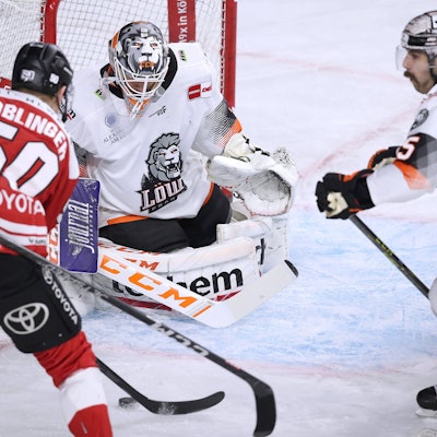 Köln, 01.12.2022, Eishockey, Penny DEL, 26. Spieltag, Lanxess-Arena, Kölner Haie - Löwen Frankfurt: Alexander Oblinger von Kölner Haie schießt den Puck auf das Tor von Jake Hildebrand, Torhüter von Löwen Frankfurt