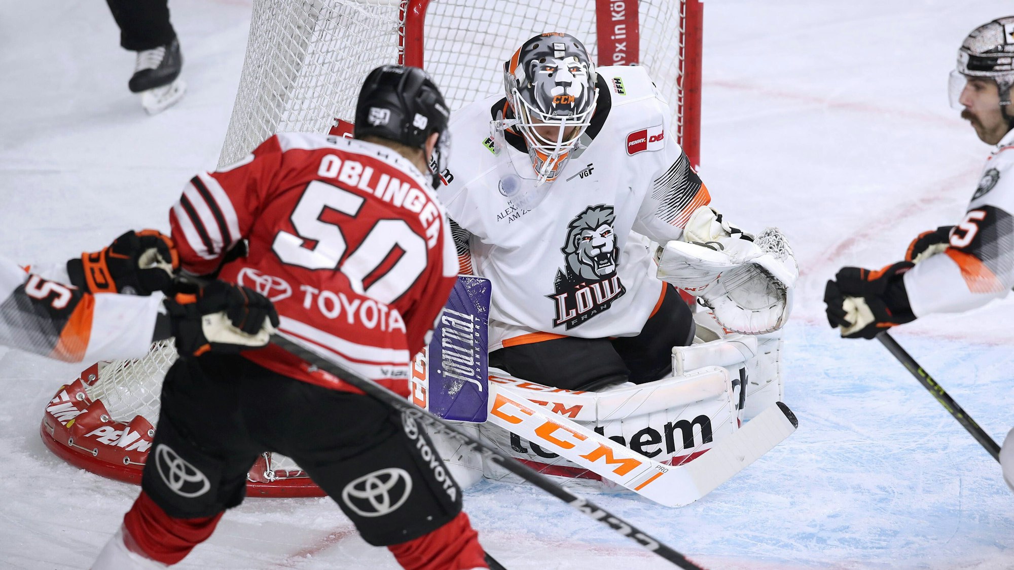 Köln, 01.12.2022, Eishockey, Penny DEL, 26. Spieltag, Lanxess-Arena, Kölner Haie - Löwen Frankfurt: Alexander Oblinger von Kölner Haie schießt den Puck auf das Tor von Jake Hildebrand, Torhüter von Löwen Frankfurt