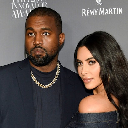 Kanye West und Kim Kardashian posieren für die Kameras.