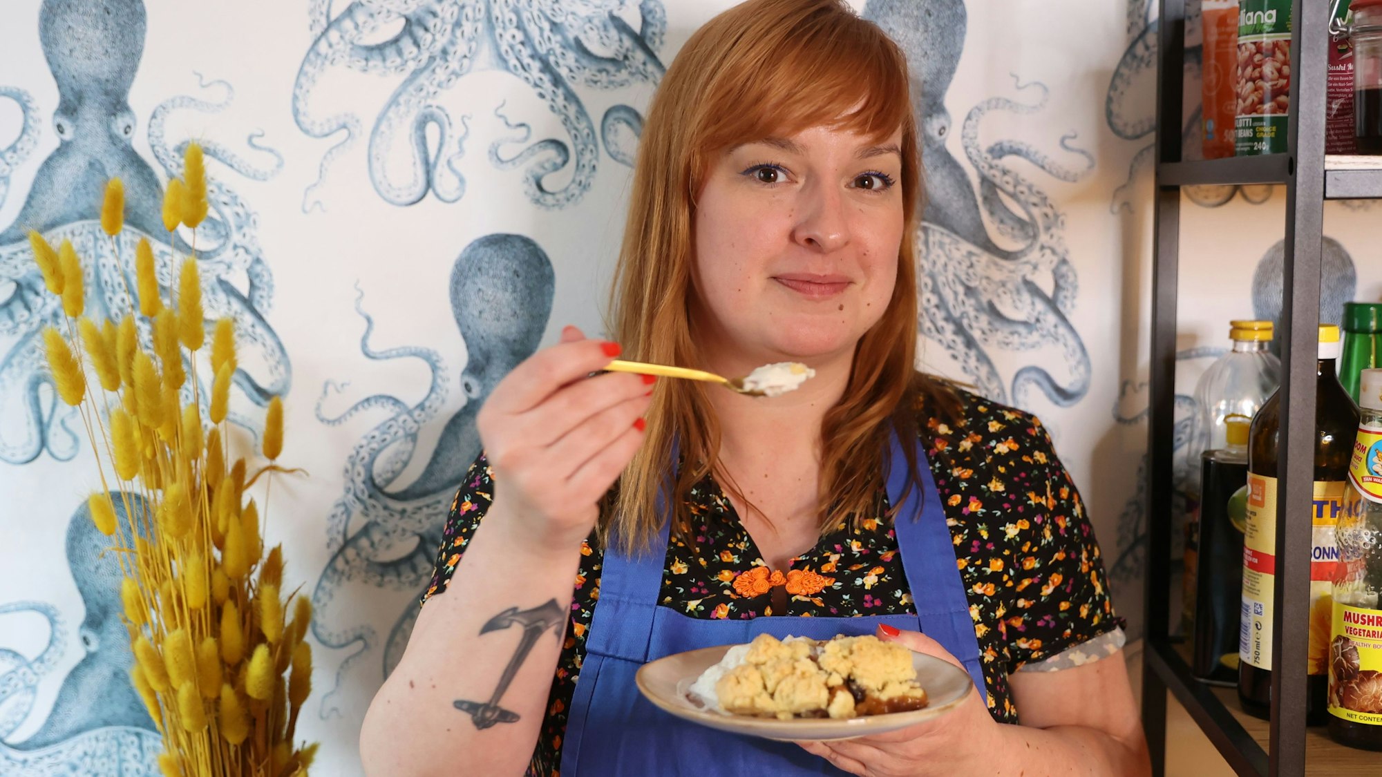 Julia Floß mit einem Teller Dessert in der Hand.