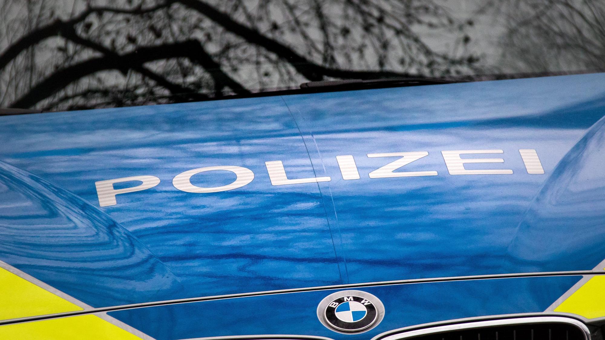 Der Schriftzug „Polizei“ steht auf einem Streifenwagen vom Typ BMW 3er touring der Polizei. (Symbolbild)