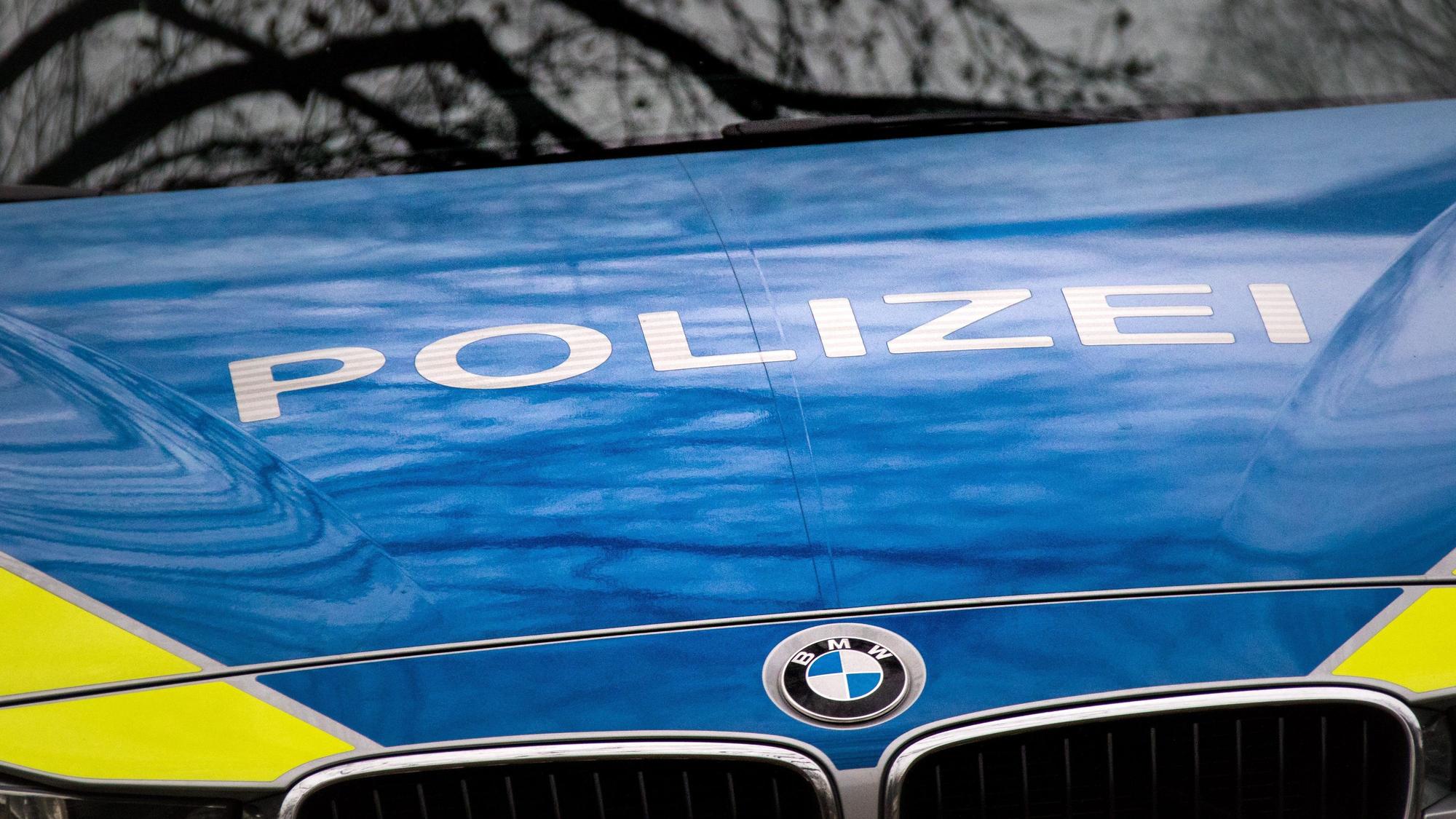 Der Schriftzug „Polizei“ ist auf einem Streifenwagen vom Typ BMW 3er touring der Polizei des Landes Nordrhein-Westfalen (NRW) am Montag in Köln, mit dem BMW-Logo, auf der Motorhaube zu sehen. (Symbolbild)