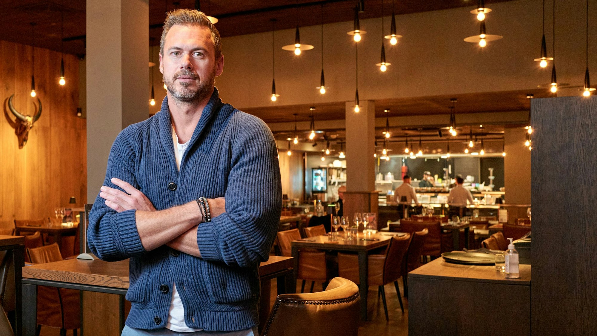 Der Marketing Director Benjamin Walter steht im Speiseraum des Restaurants "The Ash" in Köln. Dort findet ein Testessen mit Produkten aus pflanzenbasiertem Fleisch statt.